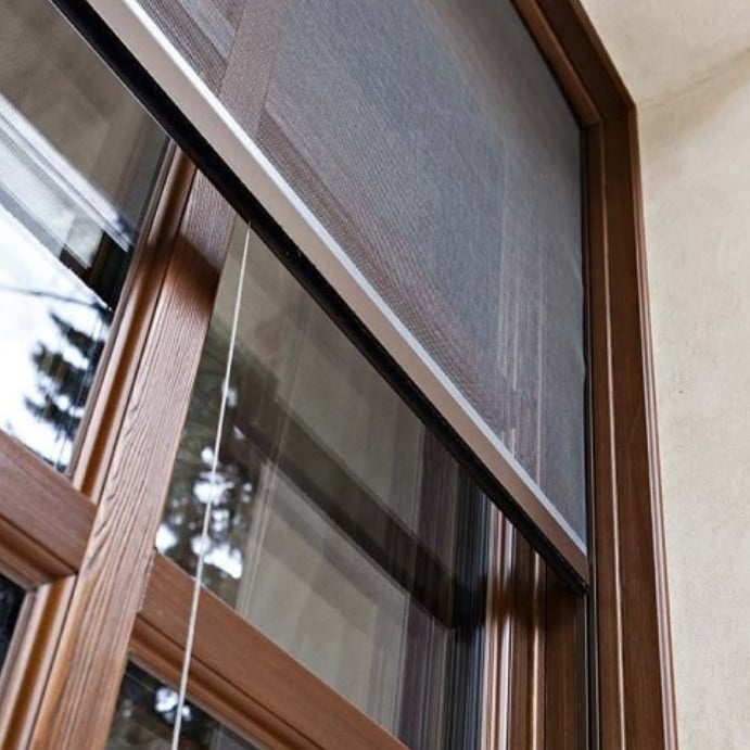 Prozor sa podignutim rolo komarnikom