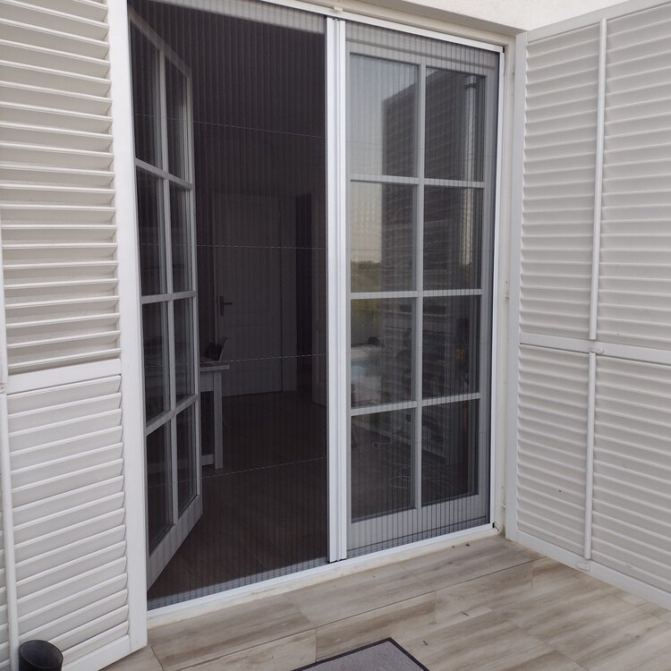 Otvorena balkonska vrata sa komarnicima