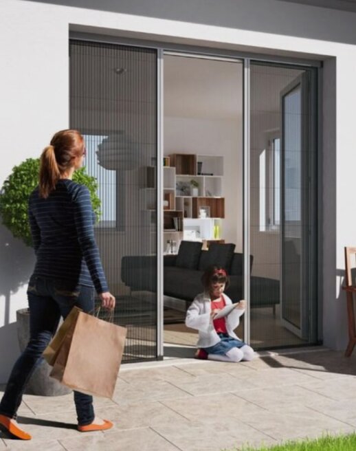 Žena i dete ispred vrata sa komarnicima