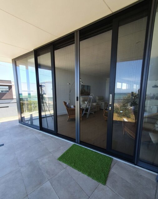 Komarnici postavljeni na balkonskim vratima