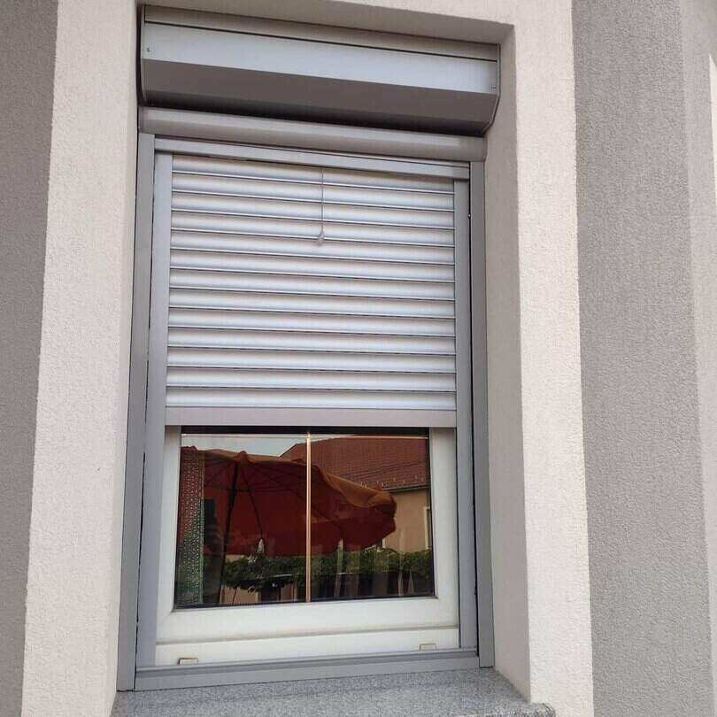Prozor sa podignutom PVC roletnom