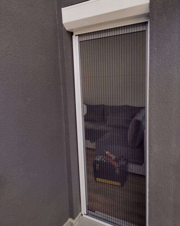 Plise komarnik na prozoru sobe